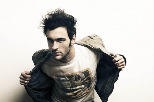 Marco Mengoni - In Un Giorno Qualunque Lyrics | MetroLyrics