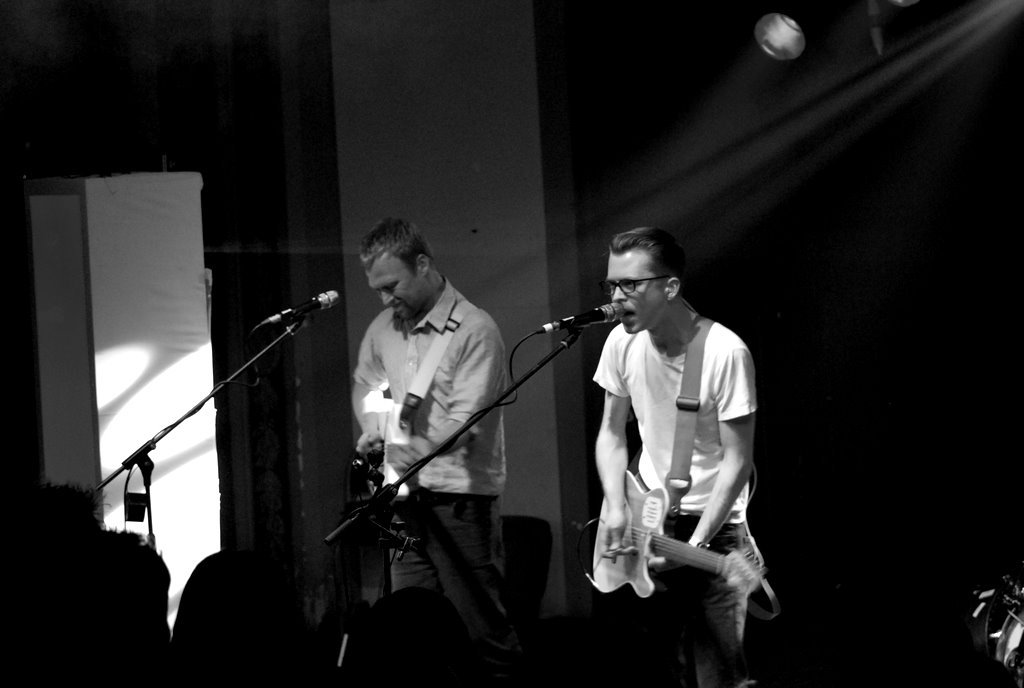 Tom Vek - Nothing But Green Lights (Radio Edit) Tom Vek - Nothing But Green Lights (Radio Edit)