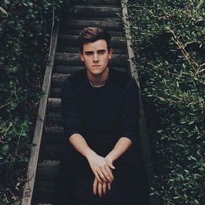 "connor franta"的封面